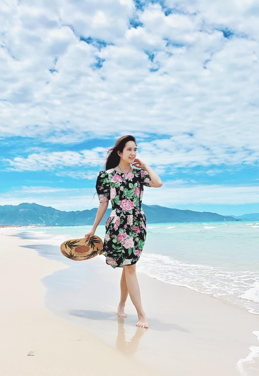Trong một số hình ảnh gần đây của bà xã Lý Hải chia sẻ với vòng 2 bất thường đã khiến nhiều người suy đoán cô đang mang thai lần 5. Trước những tin đồn đó, mới đây, cặp đôi đã cùng 4 nhóc tỳ tự thưởng cho chính bản thân bằng chuyến du lịch biển lãng mạn trước khi các con trở lại đi học. Điều đáng chú ý là Minh Hà còn tự tin khoe sắc vóc thon gọn đập tan tin đồn mang thai.