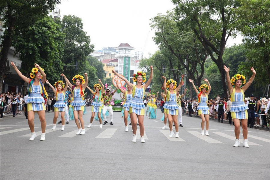 Phố đi bộ hồ Gươm là nơi diễn ra nhiều hoạt động vui chơi, giải trí thu hút hàng nghìn lượt khách mỗi ngày.