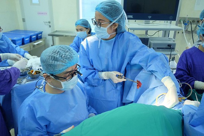 Các bác sĩ tiến hành Shbet888 tiền thưởng cực khủng cho bệnh nhi.