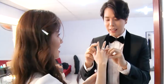 Đoạn clip hậu trường Midu nắm tay Trịnh Thăng Bình tình cảm đang được gây chú ý. Trong đó, nam ca sĩ nhấn mạnh: “Cuộc đời này gặp bao nhiêu người rồi nhưng vẫn quay về với nàng. Chúng ta phải đi một vòng trái đất, chúng ta mới hiểu mình cần gì nhất trong thế gian này”. Khi Midu đề nghị: “Hồi nữa thấy được là nắm tay nhau ra về nha” thì Trịnh Thăng Bình chắc chắn: “Ra về luôn, không cần quan tâm gì nữa”. Ngay sau đó, Midu mạnh dạn đề nghị: “Xíu nữa có cầu hôn em không?”. Nhiều khán giả bày tỏ sự thích thú trước khoảnh khắc hài hước của các nghệ sĩ đằng sau ánh đèn sân khấu.