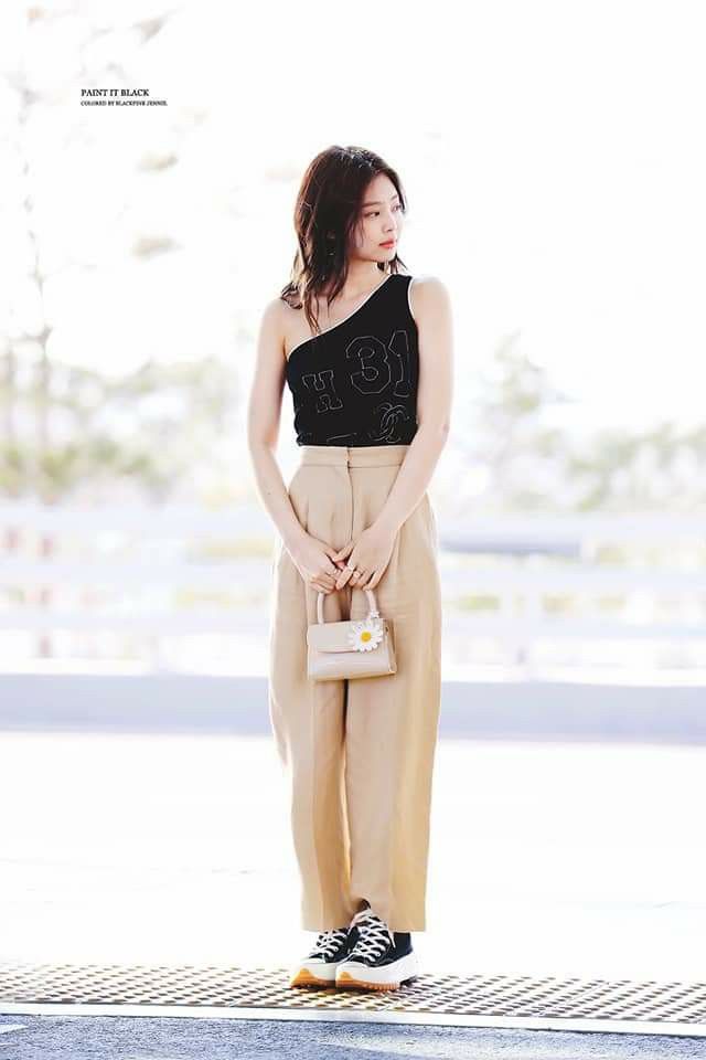 Bạn cũng có thể học cách mix áo hở vai với quần ống xuông cùng sneaker nhìn vừa sporty lại vẫn đáng yêu ngọt ngào của nữ idol nhà YG