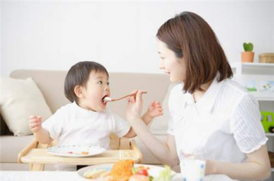 Cho trẻ ăn tôm đúng cách