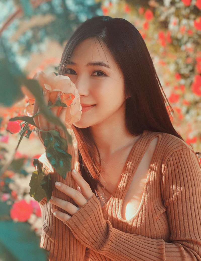 Hôm 15/5, Hương Tràm tròn 25 tuổi. “Hôm nay là ngày đặc biệt nhất cuộc đời, ngày tôi sinh ra và được mang trong mình cái tên thật đẹp. 25 năm, tôi vẫn chưa khôn tuệ hết những gì bố đã kỳ vọng khi cho tôi cái tên đặc biệt này“, nữ ca sĩ nói. Cô cảm tạ nhà thơ Hoài Vũ, cố nhạc sĩ Thuận Yến đã sáng tác bài hát “Đi trong hương tràm” để cha của cô có được thành công trước đây, còn cô luôn thấy trân trọng cái tên đầy ý nghĩa.
