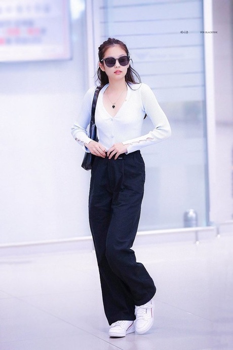 Jennie với quần vải ống rộng cùng áo len mỏng cổ khoét sâu nhìn vừa đơn giản lại vừa tinh tế