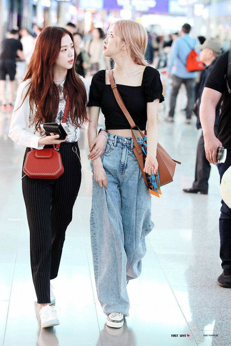 Rosé rất được ngưỡng mộ bởi cách mix đồ với quần ống rộng, vẫn là 1 chiếc quần nhưng cách cô mix đồ chưa bao giờ khiến người ta cảm thấy nhàm chán