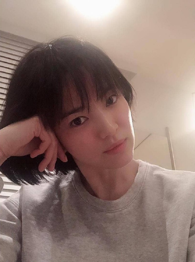 Ảnh selfie dù chất lượng ảnh không cao nhưng bạn cũng có thể dễ dàng nhìn thấy Mừng SHBET phiên bản mới 2025 căng bóng, đẹp không tì vết của cô
