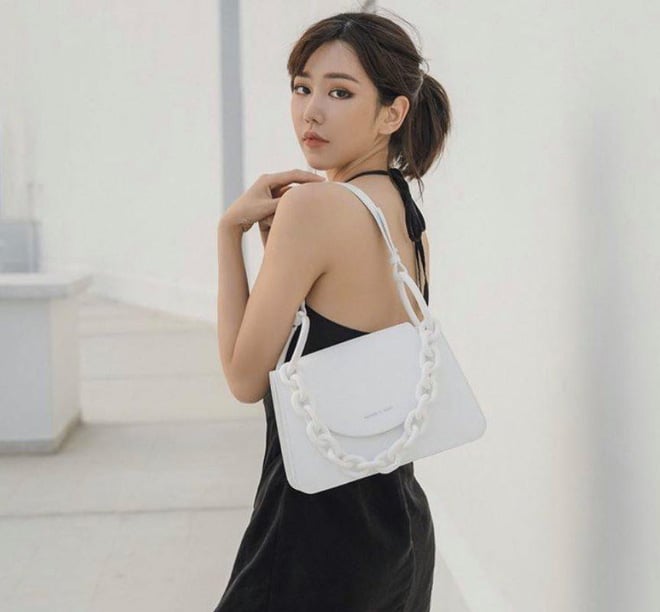 Mới đây, nhan sắc của ca sĩ Min tiếp tục lọt vào tầm ngắm của dân mạng khi người đẹp đăng bức ảnh chụp nửa người. Ngoài những lời khen về nhan sắc xinh đẹp, thần thái sắc lạnh quen thuộc, nhiều người lại thắc mắc gương mặt Min có chút lạ hơn so với bình thường. Khuôn miệng của cô bỗng dày, cằm có phần gọn hơn khiến nhiều khán giả không khỏi đặt lý do can thiệp thẩm mỹ lên làm nghi vấn hàng đầu.