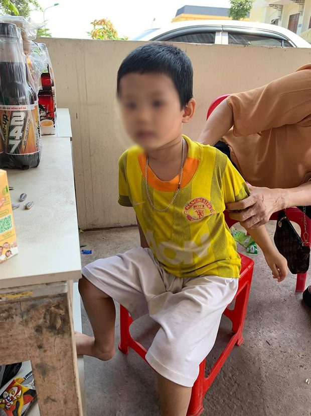 Bé trai bị bố bỏ rơi tại tòa.