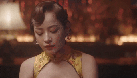 Mới đây, Chi Pu đã có những phút trải lòng nghẹn ngào trong số đầu tiên của “Chi Pu’s Greatest Show”, cô bật khóc tâm sự về mối tình cũ: 'Khi yêu và quen người đó rất lâu, tôi luôn đặt mục tiêu nghĩ về tương lai và phải kết hôn với nhau. Nhưng, mối tình này khó khăn và cản trở về nhiều khía cạnh. Lúc mới yêu tôi mặc kệ tất cả mà chỉ nghĩ đến cảm xúc cá nhân của mình. Tôi nghĩ mình còn trẻ cứ yêu thôi, nhưng tôi sai vì cứ mập mờ trong tình yêu đó quá lâu. Tôi luôn “điên”, tôi yêu và luôn nghĩ mình có thể bỏ tất cả mọi thứ để được bên cạnh người yêu. Tôi có nói cho nửa kia về vấn đề kết hôn, nhưng tôi cảm nhận họ không quan tâm và không có kế hoạch cho việc này'.