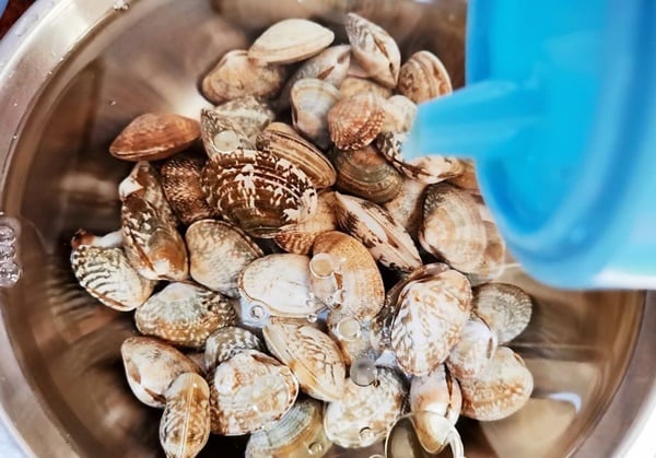 Nhỏ thêm 2 giọt dầu ăn vào, đảo đều rồi để yên như vậy trong một giờ.    