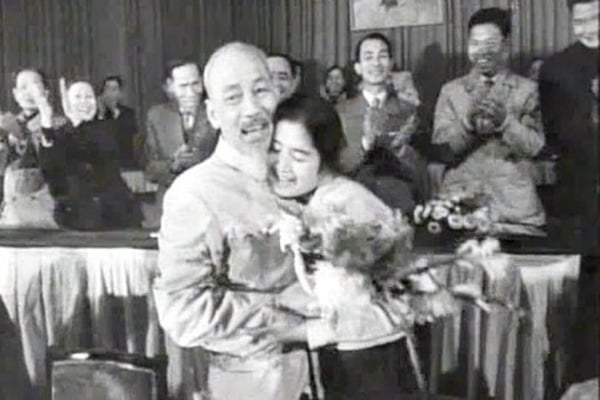 nsnd-tra-giang-boi-hoi-truoc-ky-uc-kho-quen-ve-bac-ho-67f-4937278