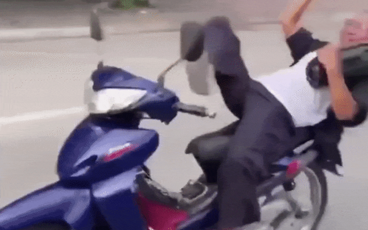 Hành vi của người đàn ông khiến mọi người vừa sợ hãi vừa bức xúc.