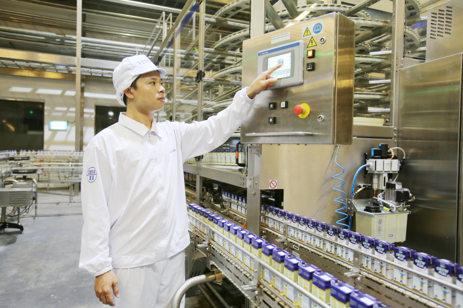  Nhân viên tại các nhà máy, trang trại của Vinamilk đều có điều kiện tiếp cận với các thiết bị, máy móc, công nghệ hiện đại.