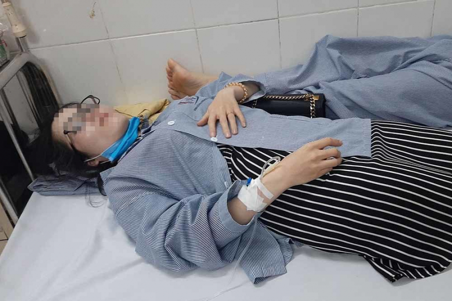 Người phụ nữ được đưa đến bệnh viện để kiểm tra sức khỏe.