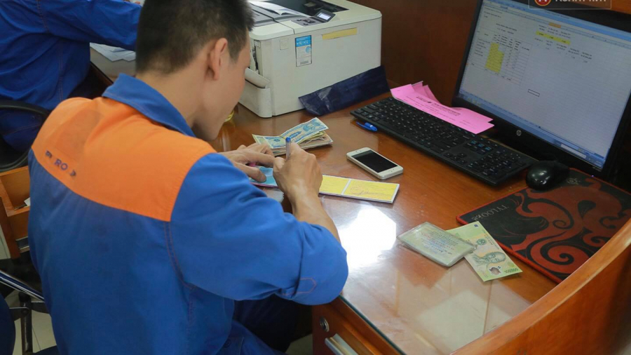 Người dân đến cây xăng, chủ yếu để mua bảo hiểm xe máy. Cứ 1 phút, nhân viên cây xăng làm xong một cái bảo hiểm xe máy