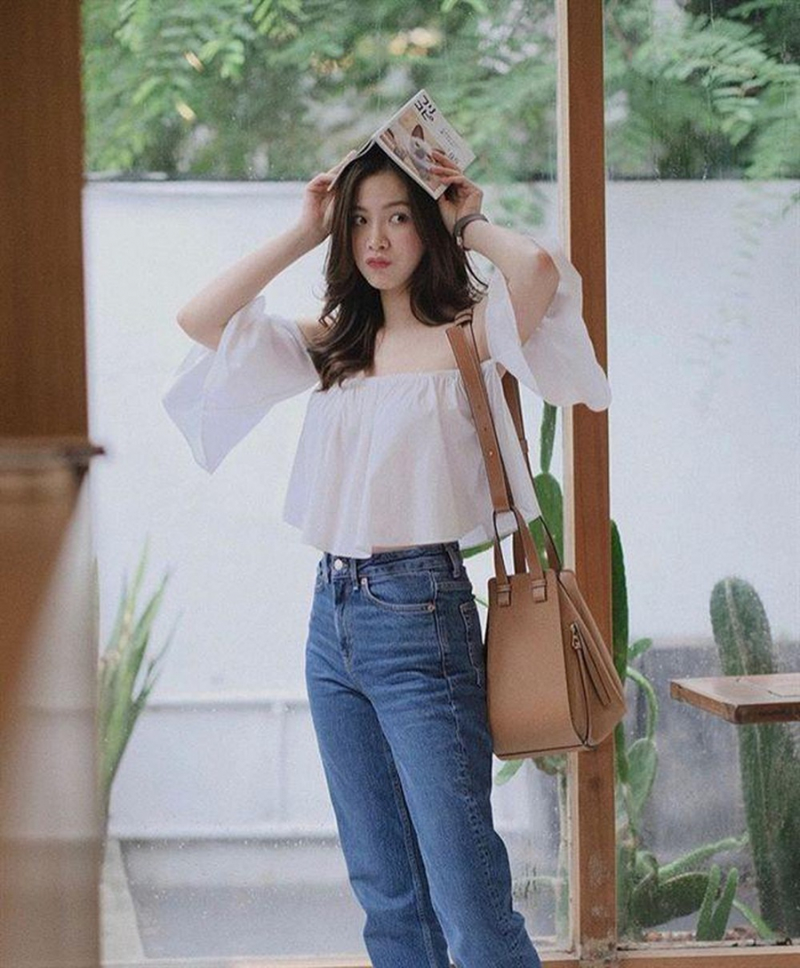 Các mẫu áo trễ vai được người đẹp phối cùng quần jean baggy đầy nhìn vô cùng năng động và ngọt ngào nữ tính