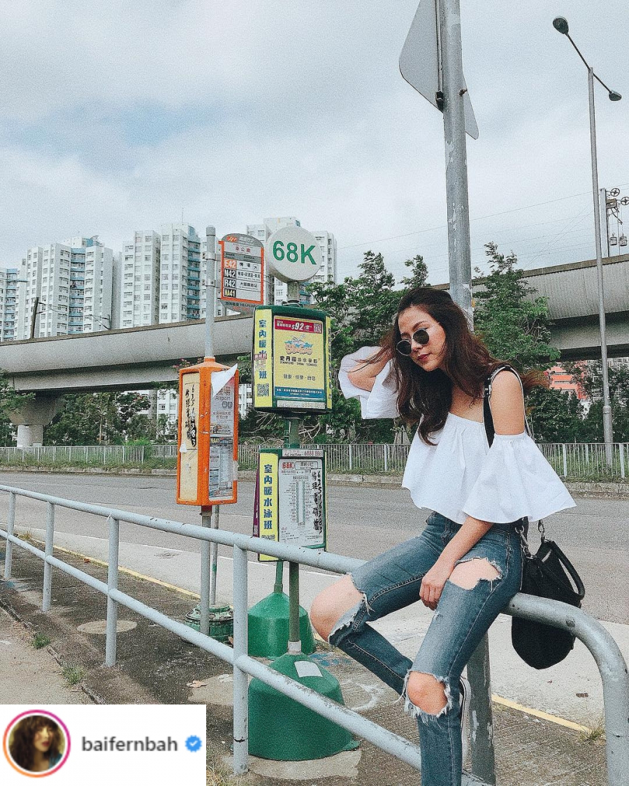 Vẫn là chiếc áo trễ vai đó nhưng được phối với jean rách với phụ kiện là kính râm nhìn phong cách và cá tính hơn layout trước