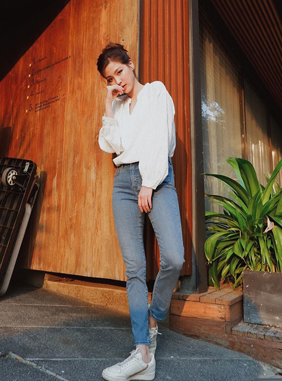 Basic, cổ điện, thanh lịch, kín đáo với set đồ áo sơ mi cổ tàu tay phồng cùng skinny jean