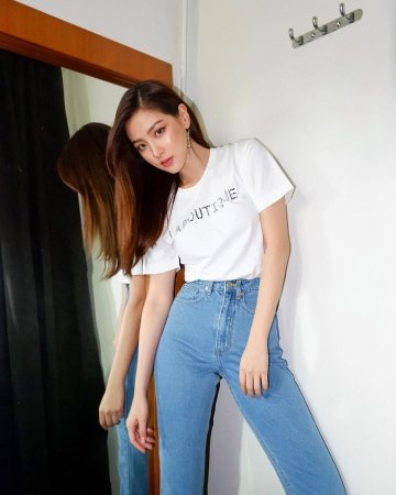 Áo phông cùng quần jean ống suông đơn giản nhưng lại giúp tôn lên vóc dáng cực chuẩn của cô nàng