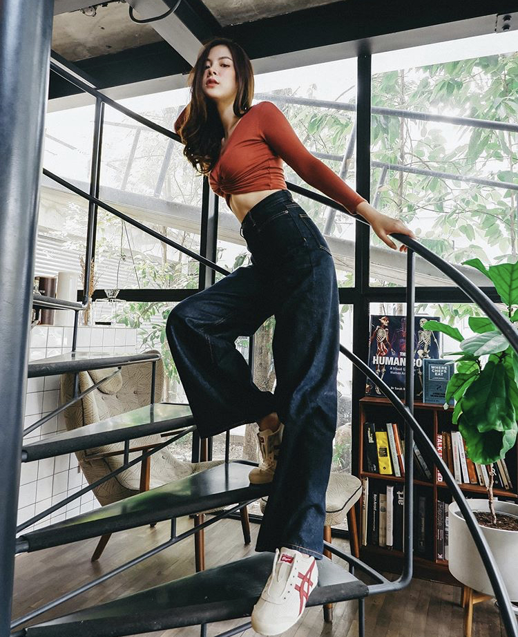 1 chiếc croptop nhúm ngực cùng quần jean ống rộng sẽ là vũ khí giúp khoe dáng lợi hại nhất