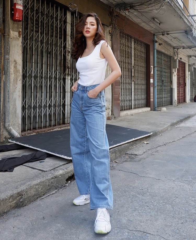 Áo 2 dây bản dây to màu trắng kết hợp jean ống rộng và sneaker trắng đang là hot trend thời trang năm nay