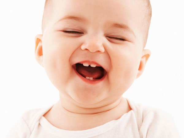 Các dấu hiệu bé chuẩn bị mọc răng sữa