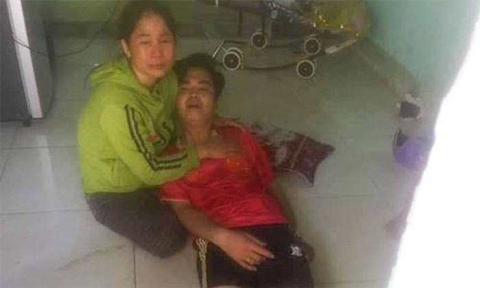 Phạm Văn Tới (áo đỏ) khóc lóc sau khi xảy ra sự việc.