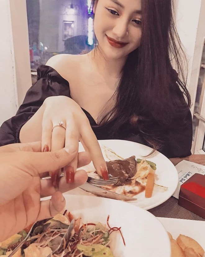 Đông Hùng tặng nhẫn đính đá quý cho vợ sắp cưới nhân ngày sinh nhật.