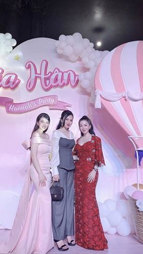 Thu Hương (váy hồng) thon gọn ngoạn mục so với lúc bầu