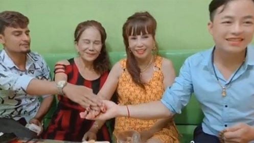 Cuộc hội ngộ bất ngờ của hai cặp đối khiến cư dân mạng một phen 