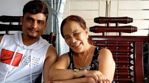 Cô dâu 65 tuổi kết hôn với chồng tên Aziz Ur Rehman, quốc tịch Pakistan.