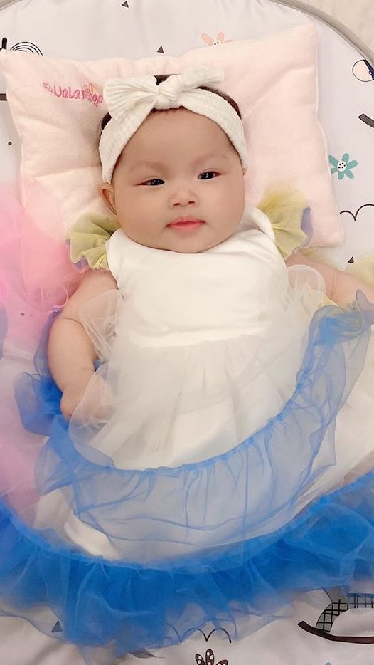 Bé Gia Hân bụ bẫm, đáng yêu thừa hưởng nhiều đường nét của bố