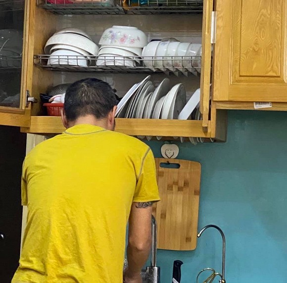 Ở nhà, NS Công Lý vẫn hay giúp bạn gái làm việc nhà.