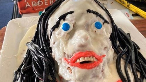 Nữ diễn viên Laura Daniel đăng ảnh chiếc bánh xấu xí lên mạng xã hội và viết rằng cô 