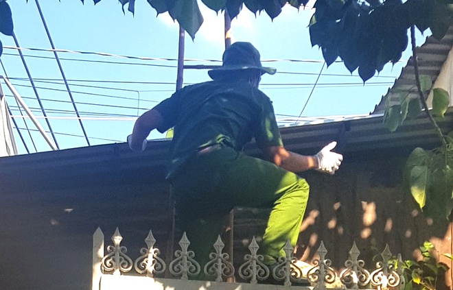 Công an khám nghiệm hiện trường. Ảnh: L.T.