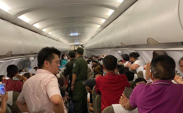Nhân viên an ninh sân bay lên máy bay giải quyết vụ việc. 