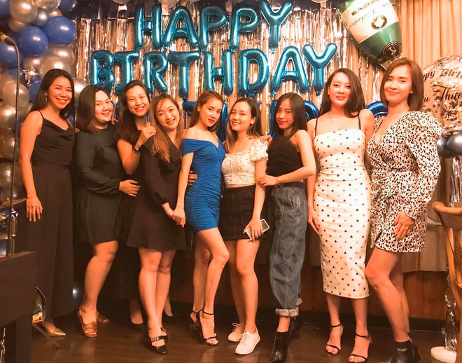Tối 21/5, Á hậu Hoàng Oanh khoe những hình ảnh trong tiệc sinh nhật của Nhã Phương. Người đẹp cũng tiết lộ MC Trường Giang đã tự tay chuẩn bị mọi thứ nhân dịp bà xã bước sang tuổi 30. Nhóm bạn thân cùng có mặt để chúc mừng Nhã Phương. Trong bữa tiệc, Nhã Phương diện bộ đầm màu xanh bó sát Sh88bet đăng ký miễn phí. Cô khoe khéo thân hình mảnh mai, gợi cảm sau khi giảm cân.