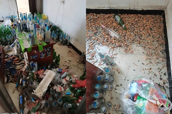 Vỏ bia và đầu lọc thuốc lá bừa bộn dưới sàn nhà.
