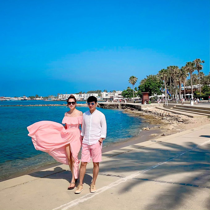 Nước biển tại Santorini xanh và trong vắt