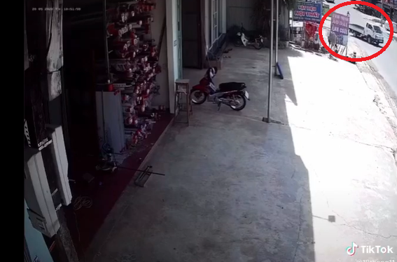 Hình ảnh chiếc xe tải trôi ra giữa đường.
