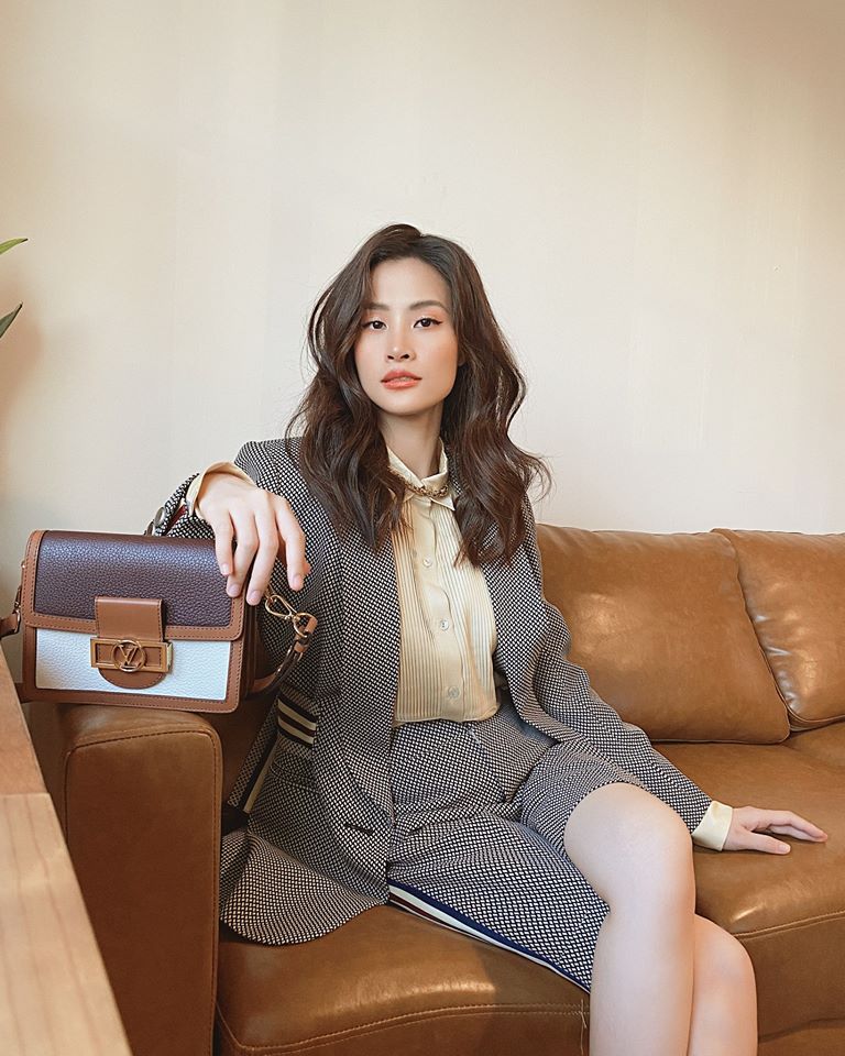 Trên trang cá nhân của Đông Nhi vừa chia sẻ những hình ảnh xinh đẹp, cá tính khi diện bộ suit được phối với chiếc quần mượn của Ông Cao Thắng. Nữ ca sĩ hứng chí còn làm thơ miêu tả phong cách thời trang: “Vòng 2 vừa chớm đẩy đà/Mượn quần chồng mặc thật là vừa ghê...”. Khi đã bước sang tháng thứ 5 thai kỳ, vòng 2 đã bắt đầu lớn hơn, “đẫy đà” hơn nhưng Đông Nhi vẫn giữ được được gương mặt xinh đẹp kèm với body vẫn khá thon gọn.