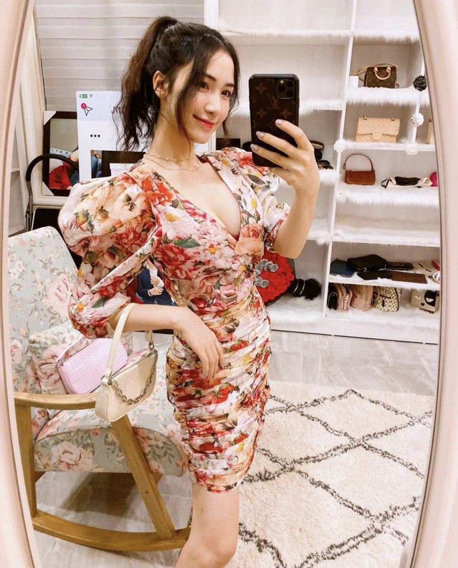 Chiếc váy tay bồng cổ khoét sâu và ôm body với tone màu chủ đạo là cam đất và trắng giúp Hòa Minzy khoe khéo body cực phẩm của mình