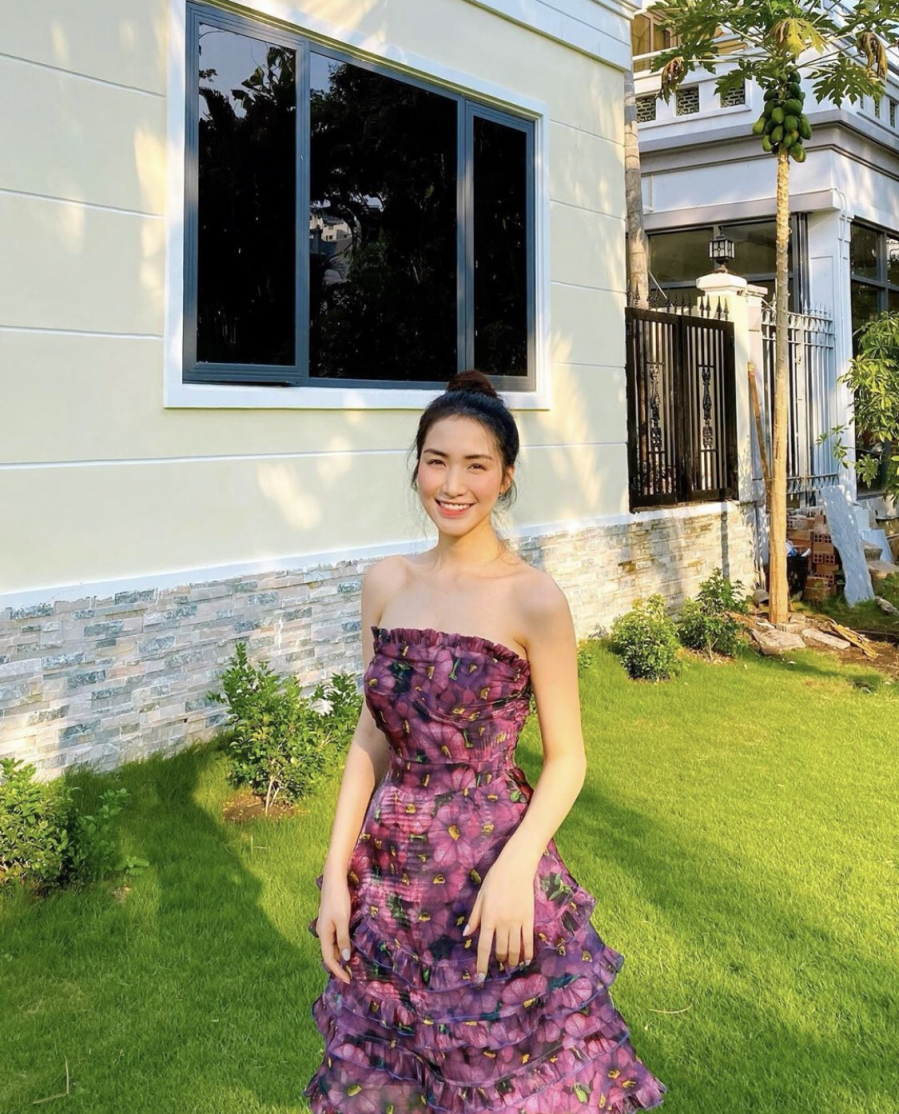 Nữ ca sĩ sinh năm 1995 lại nhìn vô cùng ngọt ngào nhưng cũng không thiếu phần rạng rỡ với chiếc váy quây xếp ly tầng to màu 