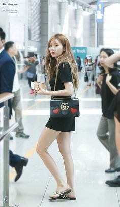 Nhiều khi cô cũng chỉ cần outfit đơn giản như thế này : váy đen dáng xuống cùng dép