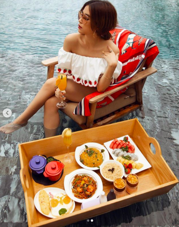 Fan rất tinh mắt nhận ra bàn ăn của Hoàng Thùy Linh được sắp xếp có đôi có cặp, theo đó nghi vấn nữ ca sĩ không đi một mình.