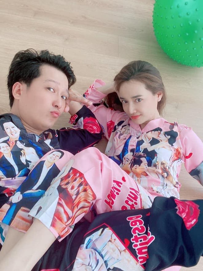 Trường Giang luôn hết mực yêu chiều Nhã Phương, cặp đôi luôn được ngưỡng mộ bởi những cử chỉ âu yếm, tình cảm.