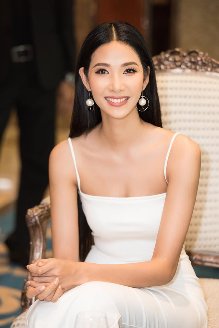 Mới đây tờ Starmometer đã công bố top 100 mỹ nhân showbiz đẹp nhất thế giới năm 2020. Starmometer là trang tin tức giải trí của châu Á nhận được nhiều sự chú ý. Điều khiến fans Việt quan tâm trong cuộc bầu chọn này đó là sự xuất hiện đầy bất ngờ của Hoàng Thuỳ ở vị trí thứ 96 và cô là mỹ nhân Việt duy nhất lọt vào cuộc bình chọn top 100 mỹ nhân đẹp nhất thế giới của trang Starmometer. Sự xuất hiện của Hoàng Thuỳ lần này khiến fans Việt vô cùng tự hào.
