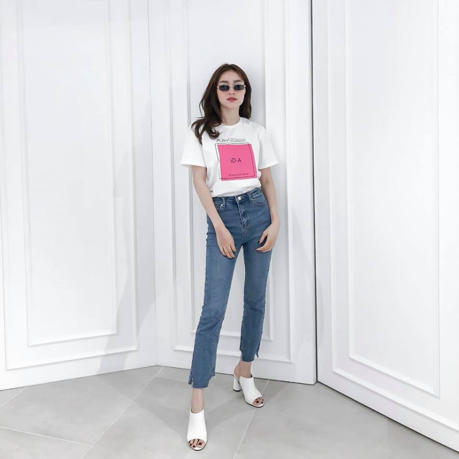 Ở set đồ này nữ diễn viên sinh năm 1990 đã có sự kết hợp vô cùng cơ bản giữa 1 chiếc quần jean ôm trên nhưng phần gấu loe và rách với 1 chiếc áo phông trắng. Phụ kiện đi kèm là đôi guốc gót vuông màu trắng cùng chiếc kính râm. Tổng thể outfit này vô cùng đơn giản lại tôn dáng và rất thời thượng.