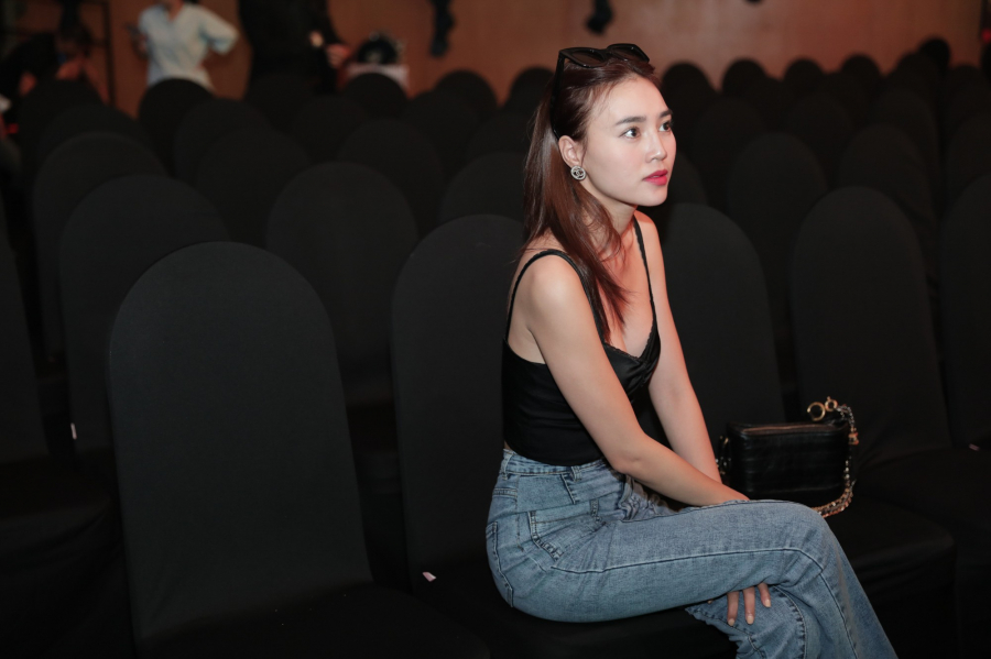 Set đồ đơn giản nhưng tôn dáng và thời thượng rất đáng học hỏi của cô với chiếc áo 2 dây đen vải satin bóng nhìn cực đẹp cùng quần jean cạp cao.