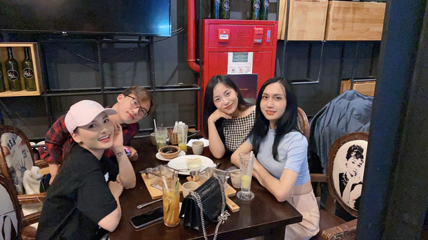 Mới đây, Lynk Lee gây chú ý khi xuất hiện chung khung hình cùng Bảo Thanh và hội bạn thân. Trong hình ảnh được Bảo Thanh đăng tải, Lynk Lee tự tin diện croptop ôm sát khoe eo thon, trang điểm sương sương và để tóc dài cực nữ tính. Có thể thấy, trong diện mạo mới này, Lynk Lee trông xinh đẹp hơn rất nhiều, đọ sắc cùng hội chị em trong 1 khung hình nhưng cô vẫn đẹp chẳng kém ai.